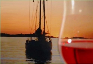  Una buena copa de vino junto al mar 